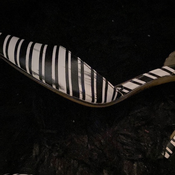 Black and white size 8 striped EXPRESS heels. - Picture 5 of 7